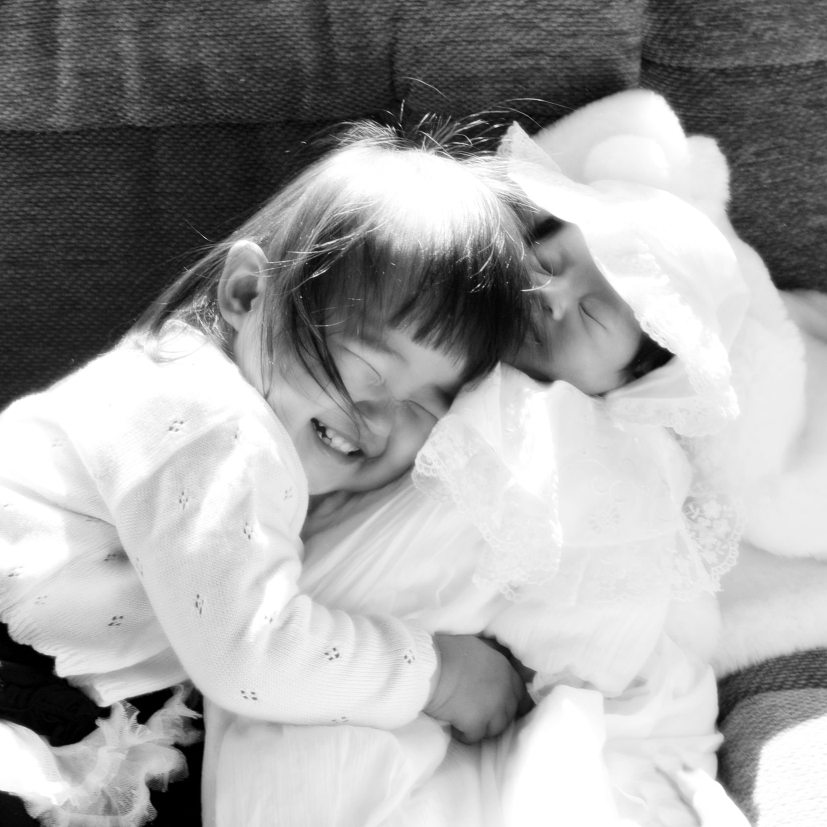 姉弟お宮参りモノクロ写真